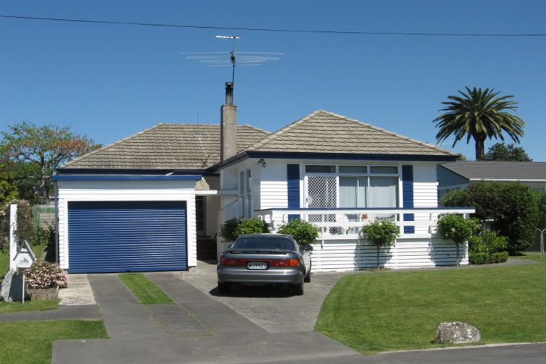 Photo of property in 16 Thomson Street, Gisborne, 4010