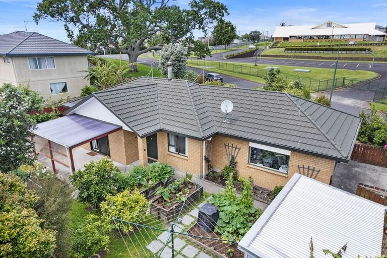 Photo of property in 3 Carling Avenue, Massey, Auckland, 0614