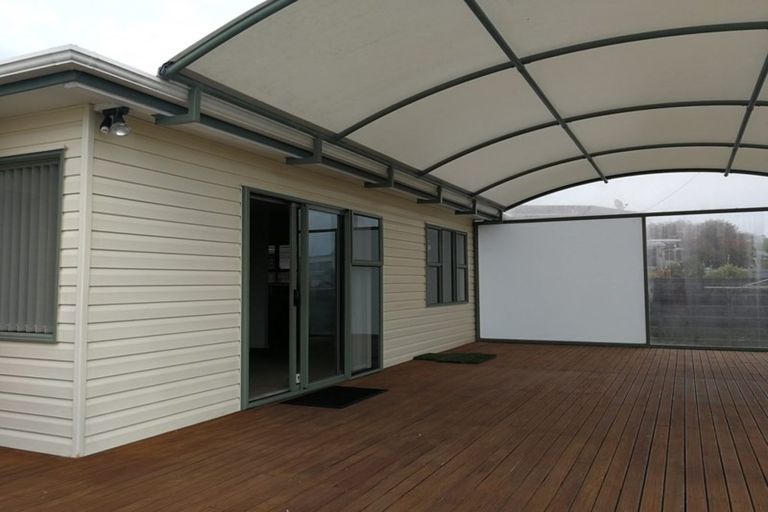 Photo of property in 12 Bamboo Grove, Kelston, Auckland, 0602