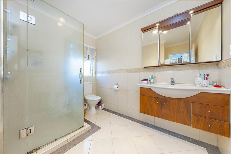 Photo of property in 42 Thornbury Crescent, East Tamaki Heights, Auckland, 2016