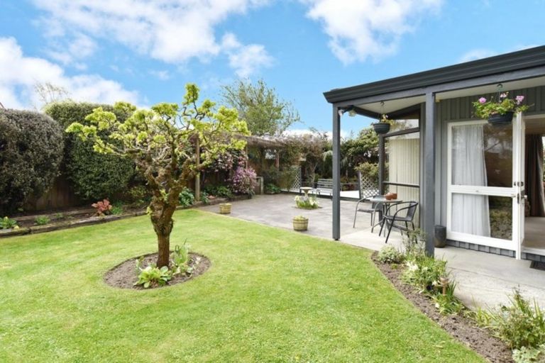 Photo of property in 17 Clivedon Place, Redwood, Christchurch, 8051