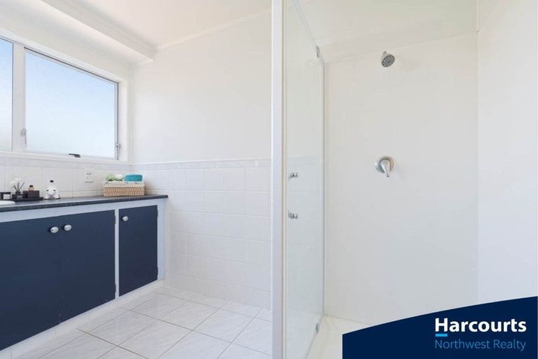 Photo of property in 16 Glen Road, Ranui, Auckland, 0612