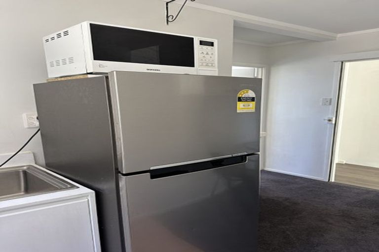 Photo of property in 1 Elsted Place, Goodwood Heights, Auckland, 2105