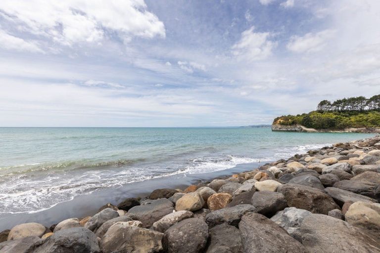 Photo of property in 102 Eighth Avenue, Urenui, 4377