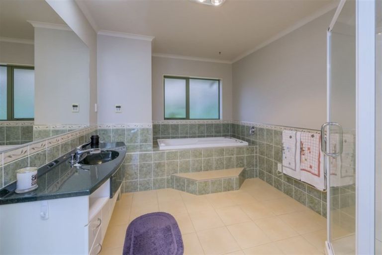 Photo of property in 28 Waipuna Grove, Levin, 5571