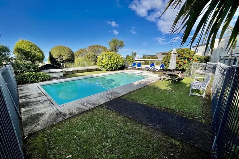 Photo of property in 15/18 Parr Terrace, Castor Bay, Auckland, 0620