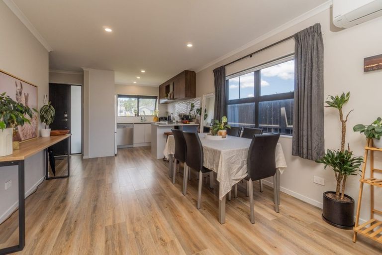 Photo of property in 8c Lumbarda Drive, Kumeu, 0810