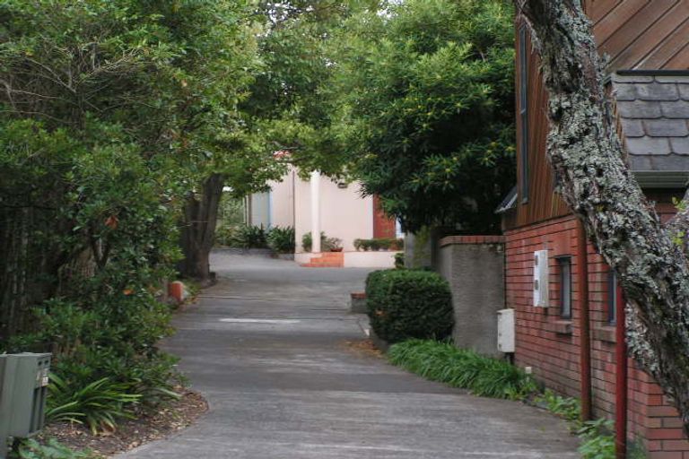 Photo of property in 2/4 Hauraki Road, Hauraki, Auckland, 0622