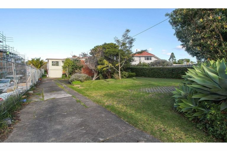 Photo of property in 1 Coronation Road, Hillcrest, Auckland, 0627