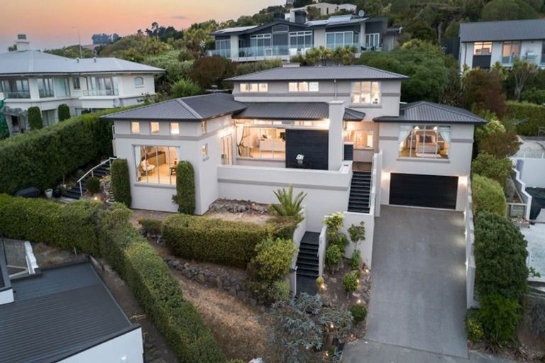 Photo of property in 2 Serenata Lane, Redcliffs, Christchurch, 8081