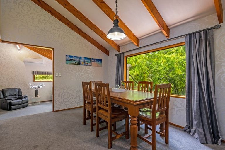 Photo of property in 28 Springdale Grove, Fitzherbert, Palmerston North, 4410