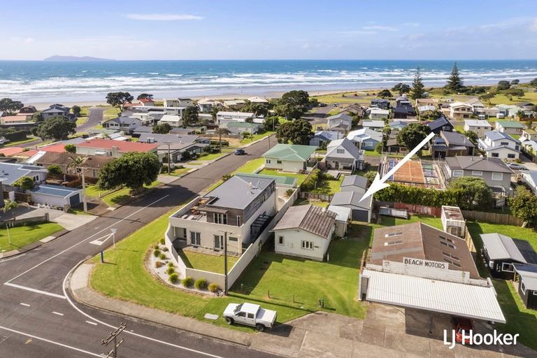 Photo of property in 32 Beach Road, Waihi Beach, 3611