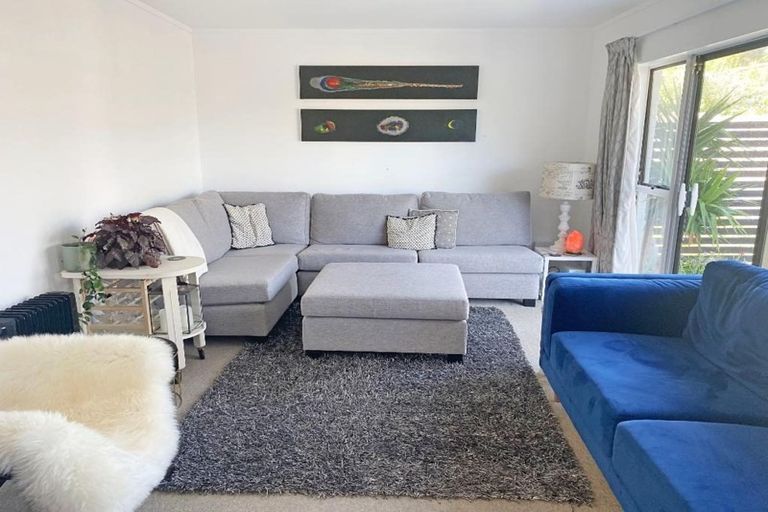 Photo of property in 1/307a Wairau Road, Totara Vale, Auckland, 0627