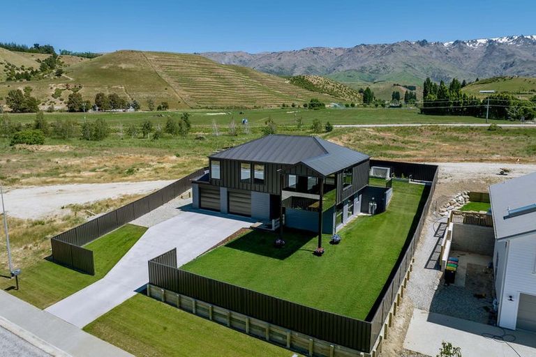 Photo of property in 27 Stratford Drive, Mount Pisa, Cromwell, 9383