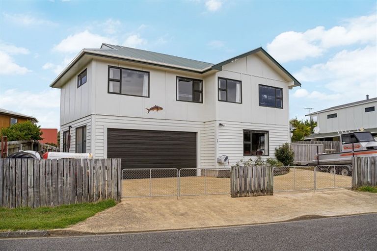 Photo of property in 1 Tamarisk Drive, Riversdale Beach, Masterton, 5872