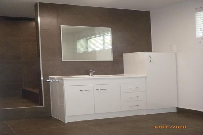 Photo of property in 1/25 Brunton Place, Glenfield, Auckland, 0629