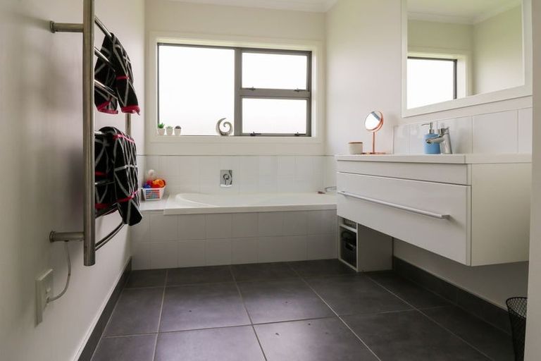 Photo of property in 1 Medallion Court, Kelvin Grove, Palmerston North, 4414