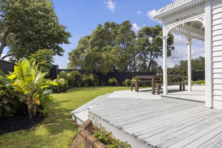 Photo of property in 329 Mangorei Road, Merrilands, New Plymouth, 4312