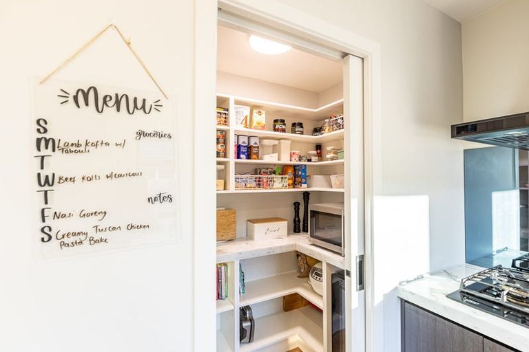 Photo of property in 10 Cyprus Place, Fitzherbert, Palmerston North, 4410