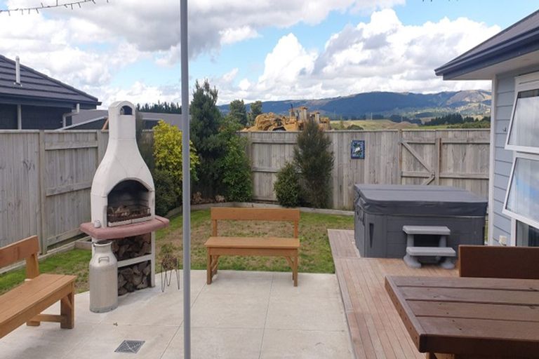 Photo of property in 118 Johnstone Drive, Fitzherbert, Palmerston North, 4410