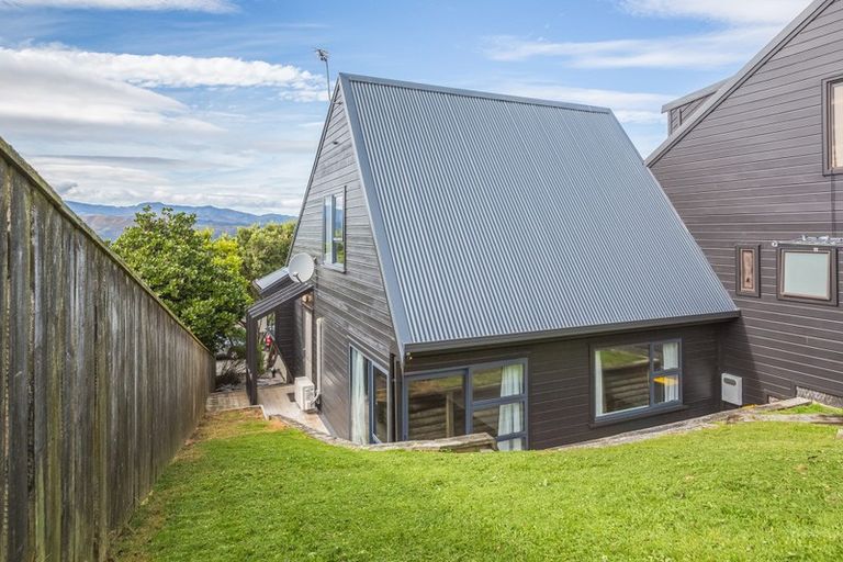 Photo of property in 15 Cobar Close, Maupuia, Wellington, 6022