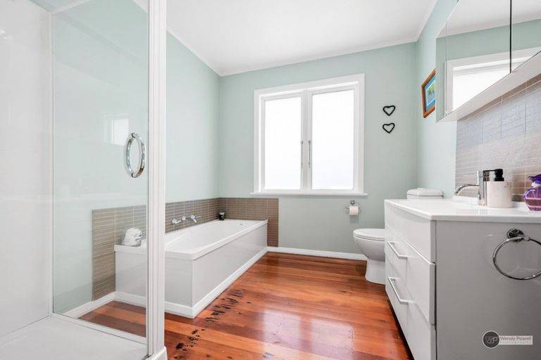 Photo of property in 11 Pinehaven Road, Pinehaven, Upper Hutt, 5019