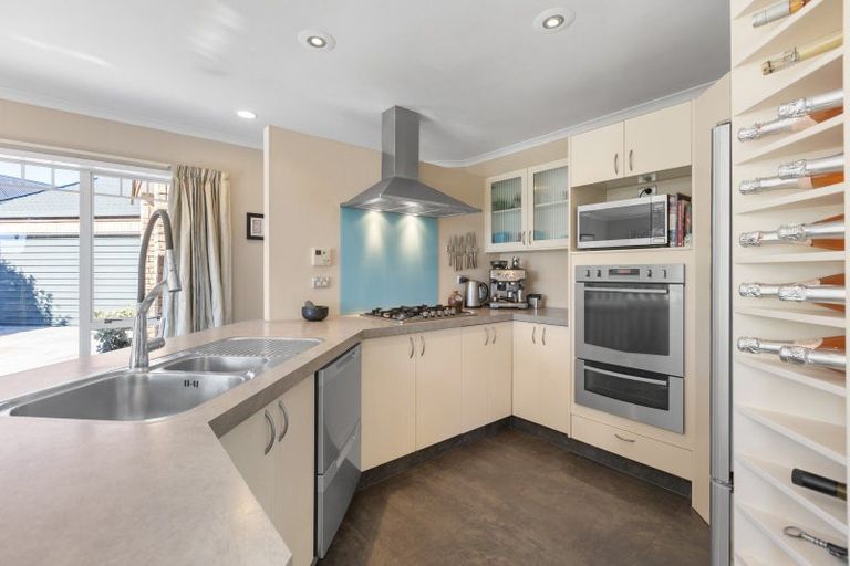 Photo of property in 9 Taylor Place, Merrilands, New Plymouth, 4312