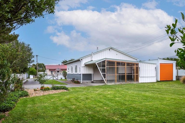 Photo of property in 1 Hayward Street, Featherston, 5710