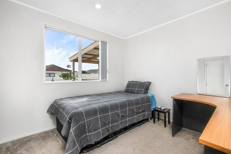 Photo of property in 2/17 Etherton Drive, Weymouth, Auckland, 2103