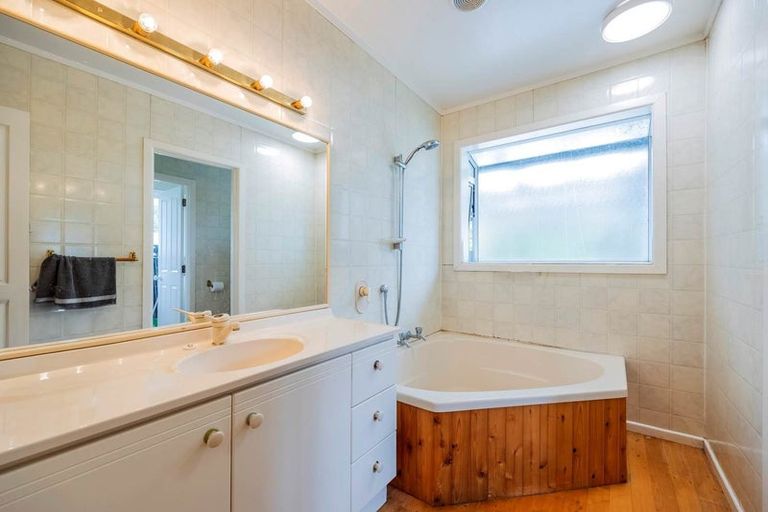 Photo of property in 6 William Souter Street, Forrest Hill, Auckland, 0620