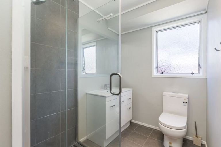 Photo of property in 1/9 Embassy Place, Glenfield, Auckland, 0629