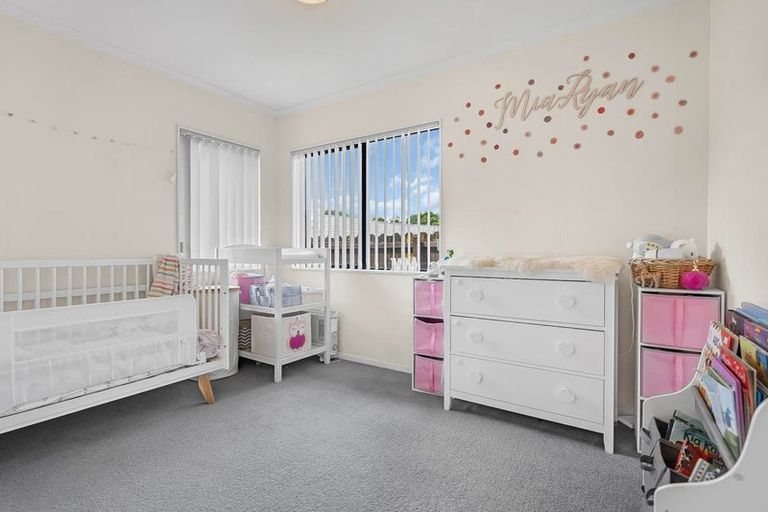 Photo of property in 11 Newbegin Place, Weymouth, Auckland, 2103