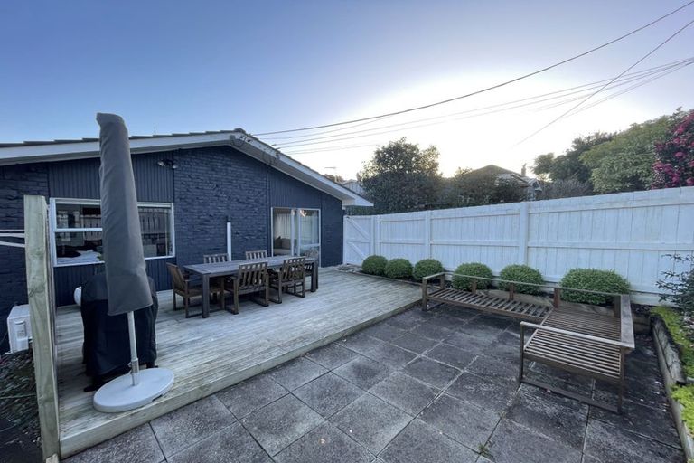 Photo of property in 1/38 Hillcrest Avenue, Hillcrest, Auckland, 0627