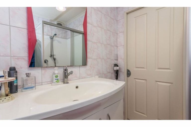 Photo of property in 2a Wattle Street, New Lynn, Auckland, 0600