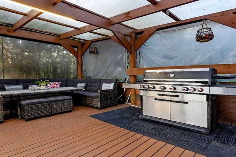 Photo of property in 2/27 Mallard Place, Unsworth Heights, Auckland, 0632