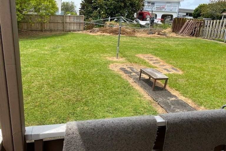 Photo of property in 6 Temuri Place, Glendene, Auckland, 0602