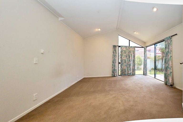 Photo of property in 20 Gillard Place, Eastern Beach, Auckland, 2012
