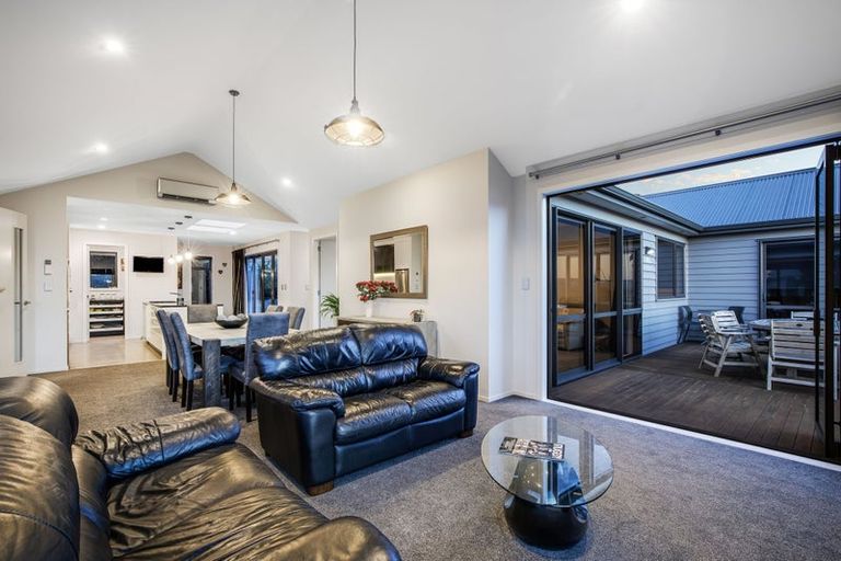 Photo of property in 6 Hollyford Place, Aotea, Porirua, 5024