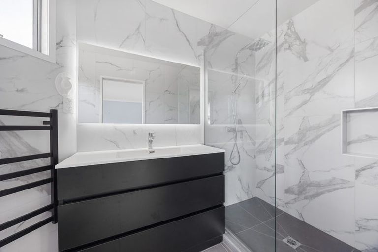 Photo of property in 10 Lupetti Rise, West Harbour, Auckland, 0618