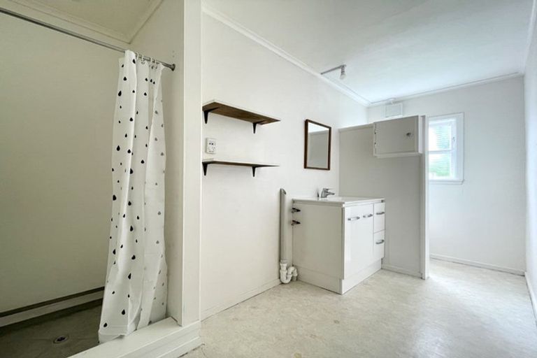 Photo of property in 150 Kelburn Parade, Kelburn, Wellington, 6012