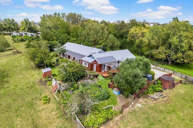 Photo of property in 98 Hanham Road, Kumeu, 0891