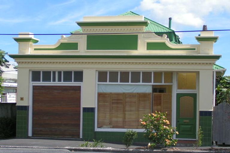 Photo of property in 26 Queen Street, Northcote Point, Auckland, 0627