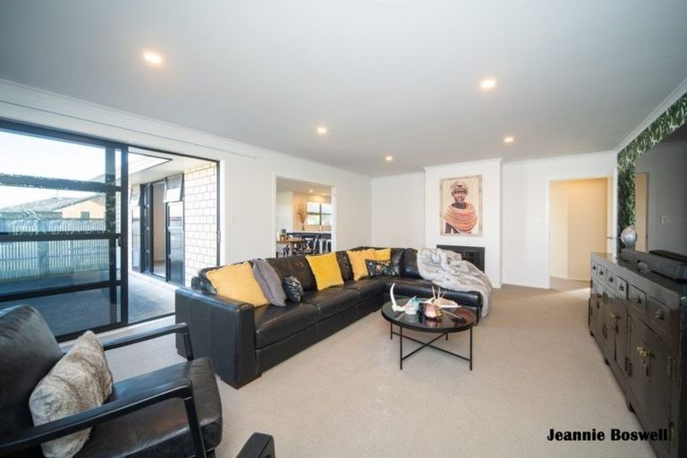 Photo of property in 8 Medallion Court, Kelvin Grove, Palmerston North, 4414