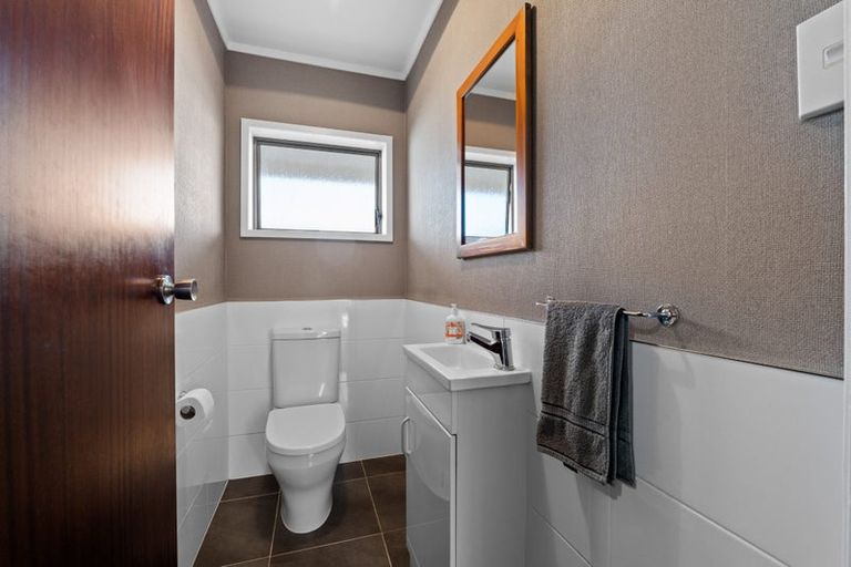 Photo of property in 15 Quin Crescent, Hawera, 4610