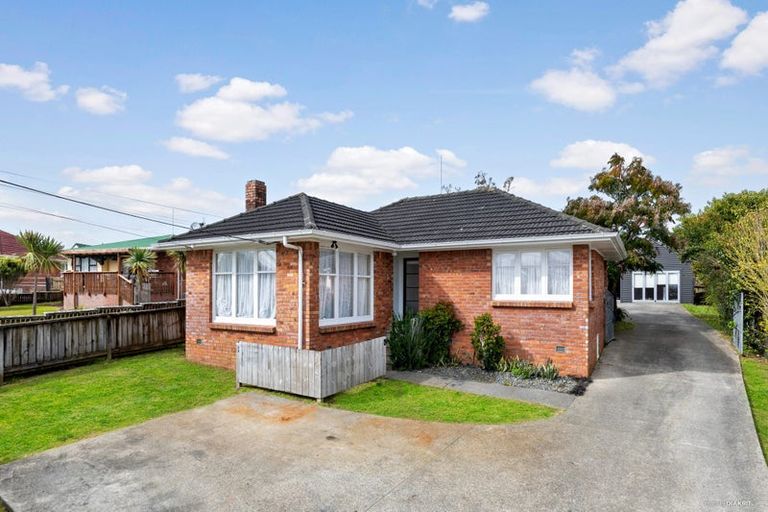 Photo of property in 26 Vodanovich Road, Te Atatu South, Auckland, 0610