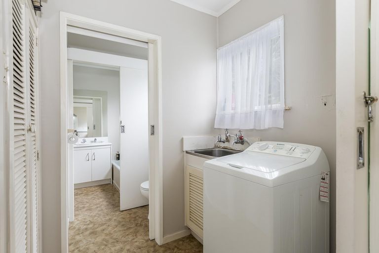 Photo of property in 22 Harrybrook Road, Green Bay, Auckland, 0604