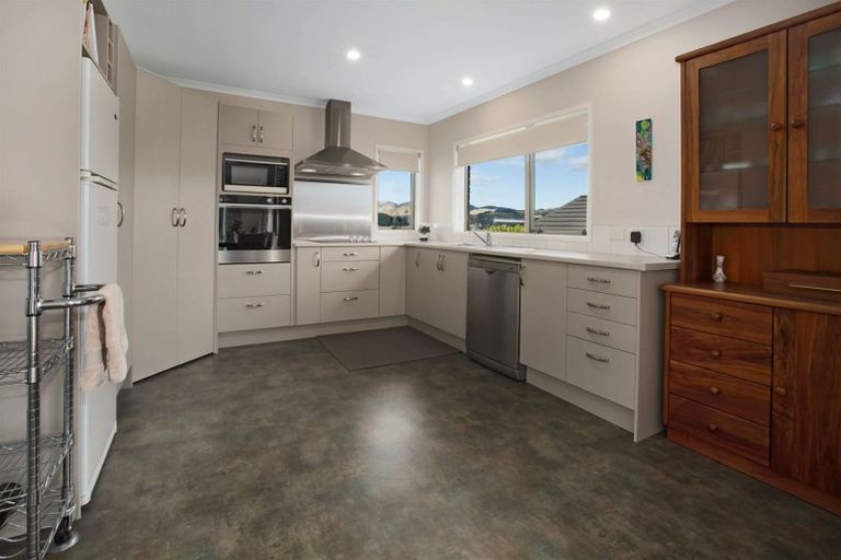 Photo of property in 10 Paparoa Crescent, Aotea, Porirua, 5024