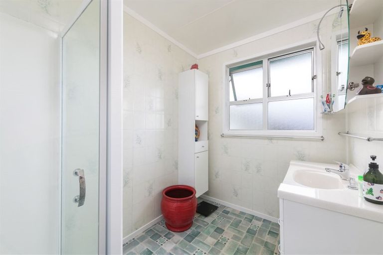 Photo of property in 17 Harmel Road, Glendene, Auckland, 0602