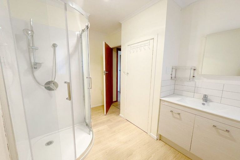 Photo of property in 35 Exmouth Road, Northcote, Auckland, 0627