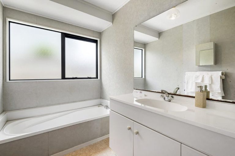 Photo of property in 2/18 Altair Place, Windsor Park, Auckland, 0632